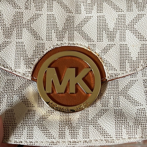 Michael Kors Vanilla Fulton Small Shoulder Bag - Picture 4 of 8